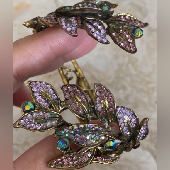 Rhinestone Floral Motif Hinged Cuff Bracelet - Picture 4 of 6